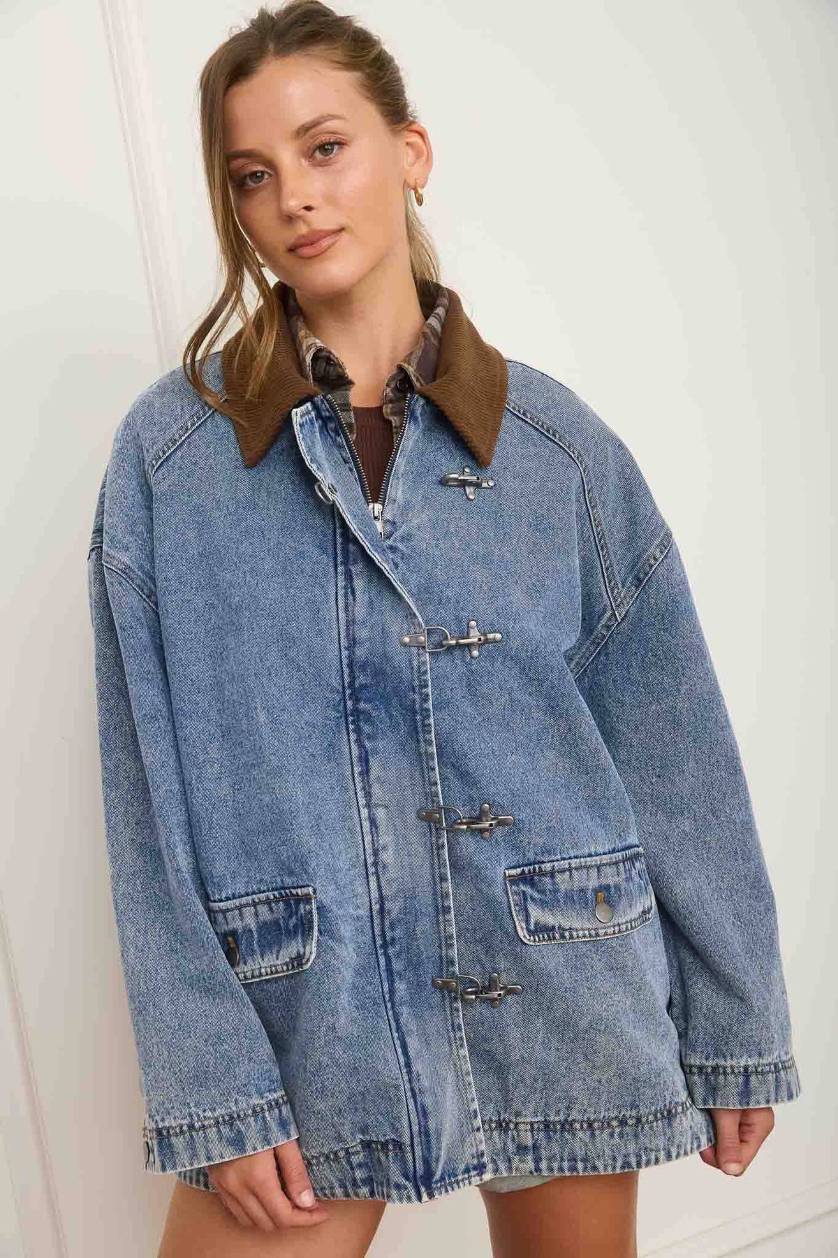 CONTRAST COLLAR LATCH HOOK WASHED DENIM JACKET