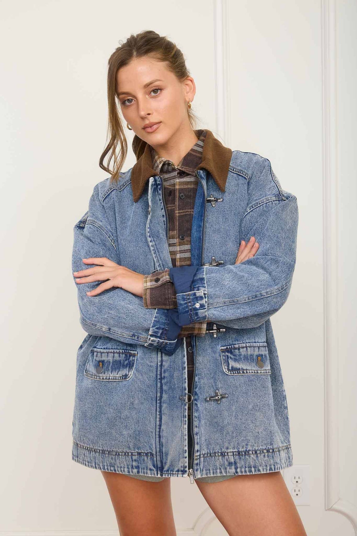 CONTRAST COLLAR LATCH HOOK WASHED DENIM JACKET