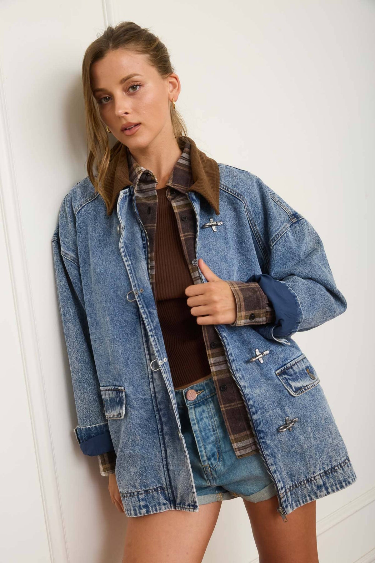 CONTRAST COLLAR LATCH HOOK WASHED DENIM JACKET