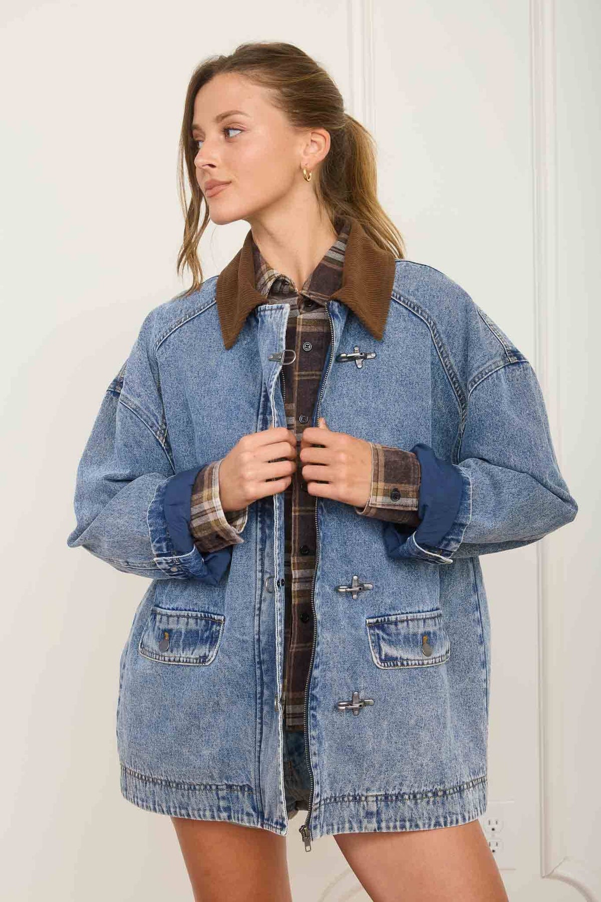 CONTRAST COLLAR LATCH HOOK WASHED DENIM JACKET